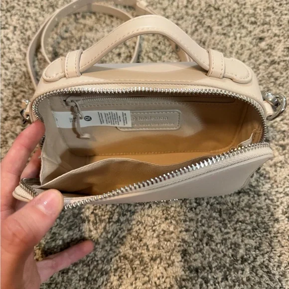 LIKE NEW lululemon Cashew Camera Crossbody Bag - Picture 6 of 9